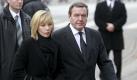 Der ehemalige Bundeskanzler Gerhard Schroeder (SPD) und seine Frau Doris Schroeder-Koepf kommen am Montag (01.11.10) in Hamburg zur Trauerfeier fuer Loki Schmidt, die verstorbene Ehefrau des Altbundeskanzlers Helmut Schmidt. Loki Schmidt war am Donnerstag (21.10.10) im Alter von 91 Jahren gestorben. Insgesamt werden 600 Gaeste aus Politik und Gesellschaft zu der Trauerfeier erwartet. (zu dapd-Text) Foto: Axel Heimken/dapd Foto: dapd