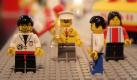Lego-Figuren im Museum im Hauptsitz von Lego in Billund in Dänemark, aufgenommen am 16.11.2009. Die Erfolgsgeschichte des Weltspielzeugherstellers beginnt im Jahre 1916 im kleinen Örtchen Billund in Dänemark, der erste echte Legostein entsteht 1958. Dabei ist der Plastikbauklotz in klassischer Form selbst nach über einem halben Jahrhundert die Nummer eins der Firma. Kein anderes der LEGO-Produkte ist so beliebt.
 Foto: dpa