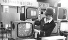 Zentralbild Gahlbeck ku-sz 1.3.1968 Leipziger Frühjahrsmesse 1968 - (Städt. Kaufhaus) RFT bietet ein völlig neues Sortiment an. Unser Foto zeigt das Sortiment des RFT im Messehaus Städtisches Kaufhaus mit 47er und 49er implosionsgeschützten Bildröhren der Typen 'Stella' und 'Ines'.
1968
 Foto: wikipedia/Bundesarchiv