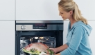 AEGs Pro-Combi-Multidampfgarer hat neben Dampf und Heißluft auch einen Grill zu bieten. Dazu kommen wieder viele automatische Programme, die die Bedienung leichter machen sollen. Damit wird der Fisch perfekt. Foto: AEG