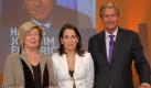 Und noch eine Auszeichnung: Für ihre «unabhängige Haltung und ihre unaufgeregte, aber stets kompetente Präsentation der Ereignisse des Tages» in den Tagesthemen bekam Anne Will im Jahr 2007 den Hanns-Joachim-Friedrichs-Preis für Fernsehjournalisten, überreicht von Ilse Madaus-Friedrichs (links) und Moderator Ulrich Wickert. Foto: dapd