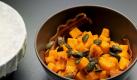 Die Kürbis-Beilage schmeckt fruchtig, süß und herzhaft zugleich. (Bild: Luzia Ellert/Collection Rolf Heyne) Foto: dpa