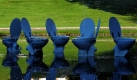 Sechs Toilettenbecken stehen als Installation der chinesischen Küstlerin Ping Qius im Wassergraben vor dem Schloss in Celle. Drei international bekannte Künstler bringen im Rahmen der Celler Werkstatttage 2009 Kunst und Kultur nach Celle. Die Ausstellung ist an verschiedenen Plätzen in der Innenstadt für 12 Monate zu sehen.
 Foto: dpa