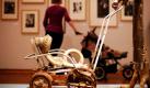 In diesem Kinderwagen fuhr Picasso ursprünglich seinen Sohn Claude spazieren. Dann wurde aus ihm ein Kunstwerk. Das Exponat aus dem Jahr 1950 mit dem Titel «Frau mit Kinderwagen» von Picasso steht im Museum Ludwig in Köln. Die Ausstellung «Ichundichundich - Picasso im Fotoporträt» zeigt 200 Aufnahmen, die Picasso als Meister der Selbstinszenierung zeigen. Sie ist ab dem 24.September 2011 für alle Besucher offen. Foto: dpa