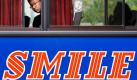 A passenger of a tour bus looks out from a window in Tokyo, Friday, May 14, 2010.(AP Photo/Junji Kurokawa) Foto: AP