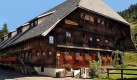 Im südlichen Schwarzwald steht ein ehemaliges Bauernhaus: Wie früher, aber mit modernen Standards bietet die Jugendherberge Menzenschwand Natur und Kultur. Aus 13 Bausteinen können Schulklassen und Gruppen auswählen und sich ein Programm aus Bergsteigen, Bootfahren, einer Tour durchs Moor oder Relikten der Eiszeit zusammenstellen. Foto: djh Baden-Württemberg