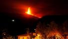 Blick auf den Ätna von Catania aus gesehen (Archiv): Europas aktivster Vulkan spuckt wieder Feuer. Foto: dpa