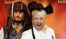 Der Moderator und Musiker Ross Antony (rechts) posiert in Berlin in Madame Tussauds Wachsfigurenkabinett neben der Wachsfigur von Schauspieler Johnny Depp im Kostüm des Piraten Jack Sparrow aus dem Film Fluch der Karibik. Die Wachsfigur des wohl bekanntesten Piraten der heutigen Zeit wurde heute enthüllt. Foto: dapd
