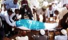 Im somalischen Mogadischu wird der gestern verstorbene Bildungsminister Ahmed Abdulahi Wayel beigesetzt. Ein Bombenattentat in einem Hotel riss 22 Menschen mit in den Tod, darunter drei Kabinettsmitglieder. Foto: ap