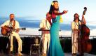 Die Hula-Künstlerin Kanoe Kaumeheiwa Miller tanzt sechs Tage die Woche zum Sonnenuntergang im Halekulani-Hotel in Waikiki auf der zu Hawaii gehörenden Insel O'ahu (Foto aus dem Jahr 2005). Der traditionelle polynesische Hula-Tanz ist für viele Hawaiianer - seit ihrer Rückbesinnung auf die eigenen Kulturwerte in den frühen 70er Jahren - ein Symbol ihrer Identität. Auf der 1898 von den USA annektierten Inselgruppe gibt es heute zahlreiche Tanzschulen ('Hula Halaus'), in denen der Hula gelehrt wird. Ursprünglich wurden die mündlichen Geschichtenerzähler Hawaiis von dem ritualisierten Tanz begleitet. Foto: Heike Schmidt-Windhoff (zu dpa-Reportage 'Hüften schwingen, nicht mit dem Po wackeln! - Hula-Lektion auf Hawaii' vom 27.10.2005) +++(c) dpa - Bildfunk+++  Foto: dpa