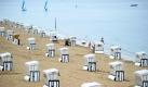 Nur Strandkörbe stehen in Berlin bei leichtem Regen am Strand des Wannsees. Die Menschen haben sich in die Regenjacken oder gleich in die heimische Wohnung zurückgezogen. Nach dem sonnigen Monatsbeginn zeigt sich der Sommer erneut von seiner trüben Seite. Immer wieder kommt es zu Regenschauern und Gewittern, sonnige Abschnitte sind eher selten, wie das Institut fuer Wetter- und Klimakommunikation heute mitteilte. Wann und ob der Sommer noch einmal kommt, sei noch ungewiss. Foto: dapd