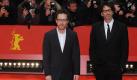 Die Zwei zeigten sich nur auf dem roten Teppich: Ethan und Joel Coen wollten lieber Schnitzel essen gehen, als sich noch mal ihren Western True Grit anzugucken. Dass ein Filmteam während der Vorstellung im Berlinale-Palast den Saal verlässt, kommt vor. Aber bei der Eröffnung? Da kam Murren auf, als sich die Coen-Brüder etwas arg lässig präsentierten. Foto: dpa