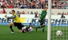 Aaron Hunt schloss einen kurzen Alleingang gegen Boka zum 2:0 ab. Damit war das Spiel entschieden und fast schon zu Ende. In der letzten halben Stunde passierte auf Rasen und Rängen nichts mehr. Foto: dpa