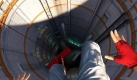 Ungewhnliche Kameraperspektiven in Mirror's Edge sollen dem Spieler ein intensiveres Spielerlebnis berscheren - beispielsweise beim Sturz in tiefe Schchte. Foto: Electronic Arts