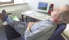 Selbst im Büro kann man wunderbar entspannen. Einfach die Füße hochlegen und sich eine kleine Auszeit gönnen. Foto: ddp