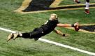 Mit ganzen Einsatz fliegt hier der Quarterback der New Orleans Saints Drew Brees zum Touchdown. Die Saints gewannen gestern in New Orleans überlegen gegen die New York Giants. Foto: dapd
