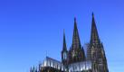 Wem gehört eigentlich...der Kölner Dom? Diese Frage ist zugleich Ausgangspunkt als auch Namensgeber eines neuen Buches von Jochen Zenthöfer und Christian Rauda, in dem sie kuriose Eigentumsverhältnisse aus juristischer Sicht beleuchten. 
Und wem gehört er nun, der Dom zu Köln? Das dritthöchste Kirchengebäude der Welt steht im Besitz der Hohen Domkirche zu Köln - juristisch gesehen eine Person des öffentlichenRechts. Da diese Hohe Domkirche natürlich nicht öffentlich auftreten kann, lässt sie sich vom Domkapitel vertreten, Bischof oder Vatikan haben keinHausrecht.


 Foto: dpa