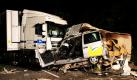 Ein Mann ist auf der B12 bei Burghausen in der Nacht zum Dienstag bei einem schweren Verkehrsunfall ums Leben gekommen. Ersten Angaben der Polizei zufolge geriet der Fahrer mit seinem Wohnwagengespann in den Gegenverkehr und stieß mit einem Sattelzug zusammen. Foto: dpa