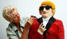 Monika Veith gibt in Schönebeck im Salzlandkreis ihrer Heino-Figur den letzten Schliff. Die Hobbybastlerin will sich mit dem Volksmusiksänger, den sie aus Nudeln geschaffen hat, einen Eintrag im Guinnessbuch der Rekorde in der Kategorie Kuriose Hobbys sichern. Kiloweise ungekochte Makkaroni verwendete Veith dafür. Foto: dpa
