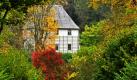 Herbstlaub umrahmt in Weimar Goethes Gartenhaus im Park an der Ilm. Noch kann man die Ruhe in der Stadt genießen, bevor am Freitag der Weimarer Zwiebelmarkt beginnt. Er ist mit 300.000 Besuchern Thüringens größtes Volksfest und findet in diesem Jahr vom 8. bis zum 10. Oktober zum 357. Mal statt. Foto: dpa