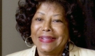 Michael Jacksons Mutter, Katherine Jackson, trifft im Gericht von Santa Barbara ein, wo der Kindesmissbrauchsprozess gegen ihren Sohn Michael Jackson stattfindet (Archivfoto vom 04.04.2005). Michael Jacksons Nachlassverwalter haben am Donnerstag (23.07.2009) vor einem Gericht in Los Angeles Unterhalt für die drei Kinder und die Mutter des Popstars beantragt. Es bestehe eine dringende Notwendigkeit, weil den Kindern seit dem Tod ihres Vaters jede finanzielle Unterstützung fehle, zitierte die Promi-Website People.com aus dem Antrag. Auch Katherine Jackson habe neben ihrer sehr bescheidenen Rente keine andere Einkommensquelle. Ihr Sohn habe sie finanziell unterstützt.


 Foto: dpa