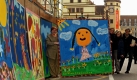 Pädagogen des Museums der Bildenden Künste präsentieren Leipzigs längsten bemalten Bauzaun. Der 120 Meter lange Zaun in der Innenstadt ist mit Bildern von Kindern einer Leipziger Grundschule gestaltet und in Zusammenarbeit mit dem Museum der Bildenden Künste entstanden.  Foto: dpa