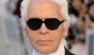 Ja, es ist wahr! Karl Lagerfeld ist tatsächlich 77 Jahre alt! Der Designer behauptet zwar gern etwas anderes und gibt nicht 1933 sondern 1938 als Geburtsjahr an, aber eigentlich spielt das auch keine Rolle. Denn es ist unglaublich, wie diszipliniert, konzentriert, kreativ und vor allem modern Karl Lagerfeld noch ist. Manch anderer in seinem Alter verbringt seine Zeit mit Gartenarbeit und der Briefmarkensammlung - der Chanel-Chefdesigner bestimmt stattdessen lieber die Modewelt! Foto: dpa