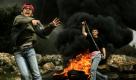 Palästinensische Jugendliche werfen bei einem Protest gegen die Errichtung der Mauer zwischen Israel und dem Westjordanland Steine auf israelische Polizisten (Archivfoto vom 08.04.2005). In den letzten fünf Jahren hat die israelische Polizei hunderte palästinensischer Jugendlicher wegen Steinwürfen verhört und verhaftet, berichtete die israelische Menschenrechtsorganisation B'Tselem. Der Polizei wird Gewalt in Verhören von palästinensischen Kindern und Jugendlichen vorgeworfen. Foto: dapd