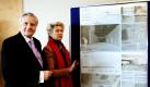 Die Oberbürgermeisterin der Stadt Frankfurt/Main, Petra Roth, und der Präsident der Europäischen Zentralbank (EZB), Jean-Claude Trichet, präsentieren den endgültigen Entwurf für ein Mahnmal am EZB-Neubau. Foto: dapd
