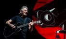 E-Gitarren, Feuerwerk und spektakuläre Animationen: Roger Waters hat in Mannheim seine Deutschlandtournee gestartet. Vor rund 9000 Fans spielte das Gründungsmitglied von Pink Floyd alle Titel des legendären Konzeptalbums The Wall, zum Teil in überarbeiteter Version.  Foto: dpa