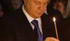 
Der neugewählte ukrainische Präsident Viktor Janukovitsch zündet zum Ende der Wahlperiode bei einem Gottesdienst in der Kiewer Kirche Kyiv-Pechersk Lavra eine Kerze an.
 Foto: ap