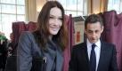 Frankreichs Präsident Sarkozy zusammen mit seiner Frau bei der Stimmabgabe. Die Franzosen haben Sarkozy am Sonntag zur Hälfte seiner Amtszeit bei den Regionalwahlen einen deutlichen Denkzettel verpasst. Wie das Innenministerium mitteilte, entfielen nach der Auszählung von 73 Prozent der Stimmen 55 Prozent auf Kandidaten der Sozialisten und anderer linker Parteien. Foto: dpa