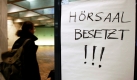 Ein Student geht in der Universität in Stuttgart an einem Schild Hörsaal besetzt!  vorbei, nachdem rund 40 Studenten einen der Hörsäle am Nachmittag besetzt haben. Mit einem Aufruf zum Bildungsstreik wollen Studenten- und Schülerverbände auf Missstände in Schulen und Universitäten hinweisen und ihrer Forderung nach einer besseren Bildungspolitik Nachdruck verleihen.
 Foto: ap