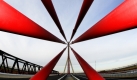 Die neue 'Niederrhein-Brücke' wird am Montag (30.11.2009) in Wesel für den Verkehr freigegeben. Am Morgen lief der Verkehr noch über die alte Rheinbrücke.
Die neue rund 770 Meter lange Schrägseilbrücke mit dem 130 Meter hohen Pylon soll künftig die Region in und um Wesel entlasten. Etwa 30 000 Fahrzeuge queren
an dieser Stelle täglich den Rhein. Foto: dpa