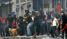 Demonstranten attackieren die Polizei vor dem griechischen Parlament in Athen. Foto: dpa