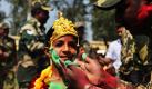 An der indisch-pakistanischen Grenze in Ranbir Singh Pura feiern indische Sicherheitsbeamte, mit einem als hinduistische Gottheit Krishna verkleideten Jungen, das Hindu Festival Holi. Holi, das auch als Festival der Farben bekannt ist, dauert mindestens zwei, in einigen Gegenden Indiens auch bis zu zehn Tagen. Foto: dapd