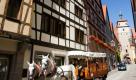 Flair der Vergangenheit:Rothenburg ob der Tauber mit seinen engen Straßen und Gassen gilt weltweit als Prototyp der typisch deutschen Stadt im Mittelalter. Jährlich strömen Tausende Touristen in die 11.000-Einwohner-Stadt. Rothenburg ist der Ausgangspunkt des Radwegs Liebliches Taubertal. Foto: dpa