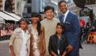 Cast members U.S. actor Jaden Smith, left, and Chinese actor Jackie Chan, center, and U.S. producer and actor Will Smith, right, U.S. producer and actress Jada Pinkett Smith, second left, U.S. actress Willow Smith arrive for the gala premiere of the film Karate Kid in London, Thursday, July 15, 2010. (AP Photo/Sang Tan Foto: ap