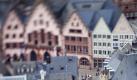  Wie Spielzeugfiguren wirken die Touristen auf dem Römerberg in Frankfurt am Main. Foto: Frank Rumpenhorst   Foto: dpa