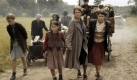 Kinder des Sturms: Gemeinsam mit vielen anderen Deutschen verlassen Rosemarie Herrmann (Felicitas Woll) und ihre Schwester Bettina (Inga Birkenfeld) das polnisch gewordene Gleiwitz, um nach Deutschland zu fliehen. Sie sind mit Rosemaries Kindern Maria (Magali Greif) und Jojo (Alexander Kalodikis) unterwegs und mssen sich beeilen, damit sie den Zug rechtzeitig erreichen. Foto: SWR/Britta Krehl