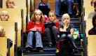 Grundschulkinder sitzen auf dem 7. Kinder-Universitätstag im überfüllten Hörsaal der Universität in Golm bei Potsdam auf den Stufen und sehen gespannt den Experimenten im Chemie-Labor zu. In 13 verschiedenen Vorlesungen können die Kinder in einer reichhaltigen Auswahl ihre besonderen Interessen auskundschaften.  Foto: dpa