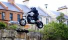 Der Australier Seth Enslow hat in Sydney einen neuen Weltrekord aufgestellt: Er sprang mit einer Harley Davidson über eine Distanz von 56 Metern. Foto: dpa