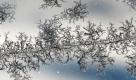 Eisblumen sind an einer Glasscheibe in Gaiberg bei Heidelberg zu sehen. Auch in den kommenden Tagen sollen die Temperaturen dauerhaft unter Null Grad Celsius bleiben. Foto: ap