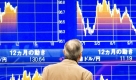 A Japanese businessmen looks at a currency trading index board showing a graph illustrating the dollars fall against the yen in downtown Tokyo,
Japan, 30 November 2009. Bank of Japan Governor Masaaki Shirakawa announced that Japan's central bank is ready to take necessary steps to secure
 the stability of financial markets, following the rapid appreciation of the yen against the dollar in recent trading brought the dollar to a 14 year low. Foto: dpa