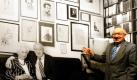 Literaturkritiker Marcel Reich-Ranicki steht in seinem nachgebildeten Wohnzimmer im Jüdischen Museum in Frankfurt und zeigt seine Bildersammlung von Schriftstellern aus zwei Jahrhunderten. Am Mittwoch feiert Reich-Ranicki seinen 90. Geburtstag.  Foto: ddp