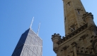Historie trifft Moderne: Der Chicago Water Tower (r.) wurde 1869 erbaut und ist eines der ältesten Gebäude der Stadt. Es ist zudem eines der wenigen, die das große Feuer 1871 überstanden haben. Der Hancock Tower wurde ein Jahrhundert später erbaut und ist mit 457,20 Metern bis zur Spitze das sechsthöchste Gebäude der USA. Foto: news.de