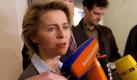 Arbeitsministerin Ursula von der Leyen (CDU) gibt am frühen Montagmorgen (07.02.2011) nach der gescheiterten Verhandlungsrunde von Regierung und Opposition zur Hartz-IV-Reform in Berlin eine Erklärung ab. Am Dienstag soll die nächste Verhandlungsrunde stattfinden. Foto: Herbert Knosowski dpa +++(c) dpa - Bildfunk++ Foto: dpa