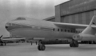 Am 30. April 1958 öffnete sich das riesige Tor der Montagehalle der Flugzeugwerke Dresden, und der silberne Leib des ersten hallenfertigen DDR-Strahlturbinenverkehrsflugzeuges 152 schob sich heraus.
 Foto: wikipedia/Bundesarchiv