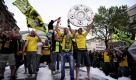 Das kann noch eine lange schwarz-gelbe Nacht werden: Dortmunder Anhäger feiern auf dem Alten Markt in Dortmund mit einer Attrappe der Meisterschale den siebten Titelgewinn ihres Vereins. Foto: dapd