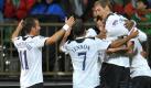 Leider jubelten die Engländer auch zweimal: Die Spieler von Tottenham Hotspur feiern hier das Tor von Peter Crouch (r). Foto: dpa